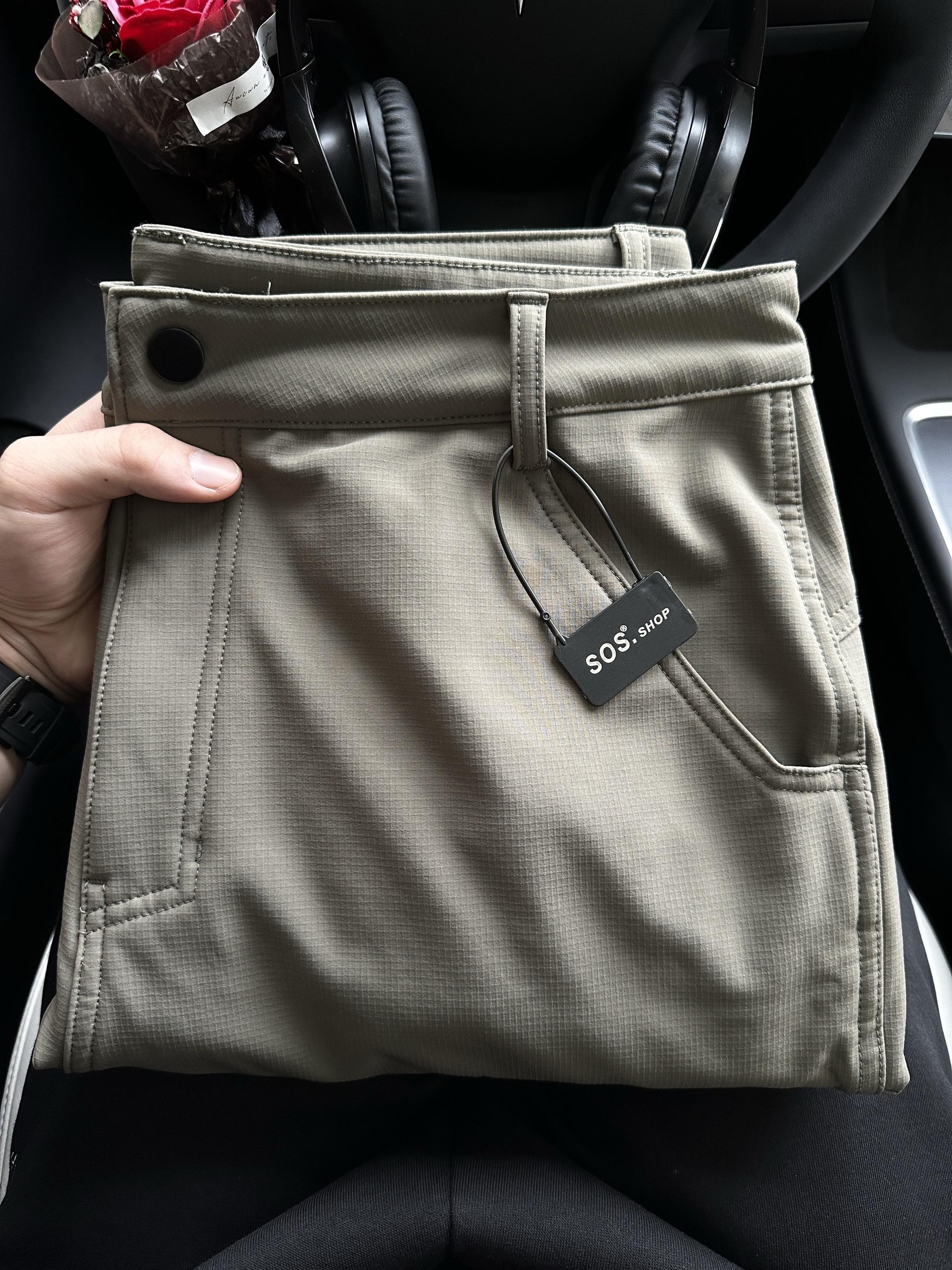 可以焊在腿上过冬❄️的软壳加绒冲锋裤!这个秋冬可以焊在腿上的软壳加绒直筒冲锋裤!直筒宽松的版型不挑腿型!45度处立体剪裁拼接,舒适不紧绷不卡裆!户外通勤 休闲钓鱼 骑车滑雪都没问题!一条可以直接过冬的加绒冲锋裤!再冷一点加条秋裤都不会显臃肿!降温了兄弟们快安排起来!#软壳冲锋裤 #冲锋裤 #保暖又好看 #一条可以过冬的裤子 #秋冬百搭神裤