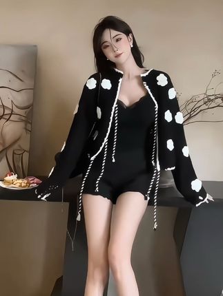 #每天穿搭不重样 #初秋一周不重样穿搭 #百搭外套女 #可盐可甜系 #秋冬穿搭 姐妹,快盘它盘它,真的没见过一件毛衣可以做到可盐可甜可性感可森系的呀,长裙,长裤,短裙短裤都超级显腿长,真的爱惨了~