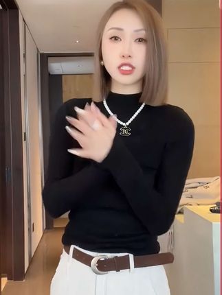 #我是又甜又酷的流光系少女 #戚薇琥珀流光秋日氛围感 #早秋穿搭三分钟出门不是梦 #秋冬穿搭和饰品搭配来了 #早秋显身材平价上衣合集