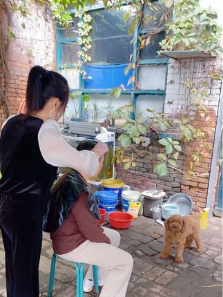 快过节了,给婆婆把头发染出来、婆婆告我将来给二闺女招个上门女婿吧!老了能在跟前伺候老人、我听完我是一万个不愿意🙈因为我感觉闺女大了还是嫁出去就行、未来的亲家、我不要你家彩礼🧧、只求对我闺女好一点就行、真心不喜欢招上门女婿、姐妹们俩个女孩的家庭、大家会不会招上门女婿呢?如果你开始长白头发了,听我的,用这个发滋然植萃护染膏,它不仅能染发,还能护理头皮,让你的头发又黑又亮又健康。而且它的用法简单方便,不用调也不用配,自己在家就能染,不管你是四十岁、五十岁还是六十岁,七十岁都能轻松拥有靓丽的发质,赶紧试试吧!#自用好物推荐 #植物亲肤染发膏 #幸福女人