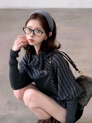 这件条纹毛衣真的超级好看,姐妹们!它是那种宽松版型的,蝙蝠袖的设计就特别显瘦,而且还是高领的,冬天穿的话就很保暖#今日穿搭 #女装 #显瘦搭配 #精致女生必备 #辣妹穿搭