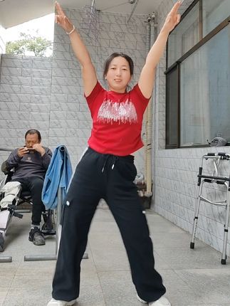 我就喜欢你看不惯我,又干不掉我的样子😁#零基础学舞 #随性摇摆