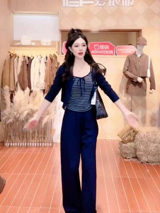 #说好的随便穿穿去看秀 姐妹们快来看看这套休闲百搭的秋季三件套,它是韩版的休闲通勤风格,穿上身特别显气质,而且它的面料很舒服,贴身穿也很亲肤,日常出门或者上班穿都很合适哦!喜欢的朋友赶紧下单吧!#谁穿谁好看 #每日穿搭分享 #早秋穿搭 #每天不重样