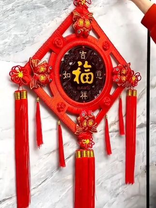 这新款桃木中国结,但凡是对生活品质有点要求和期待的人,家里面都会挂上这款中国结。桃木的好处就不用我多说了,无论是挂在大门、玄关还是客厅、卧室都是非常好的,八福鱼的款式更是非常喜庆。#中国结挂件 #桃木中国结 #桃木挂件 #乔迁新居布置装饰 #过年挂件装饰