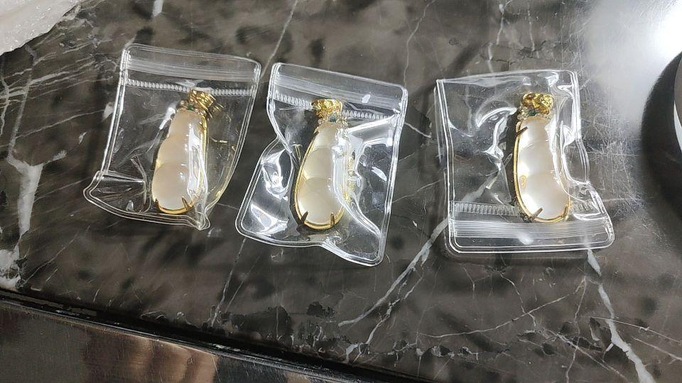 三个小吊坠没有链子,怎么带?如不配链子我要退货! 卖家服务:三个小吊坠,没有链子怎么带?如不配链子,我要退货了!#我在抖音买买买