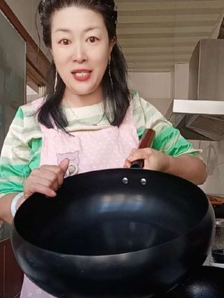 姐妹们要的章丘大肚铁锅来了!这锅无涂层不粘锅不易往外溅油,还 生锈!老师傅给咱开好锅了收到货刷刷就能用!真好!
