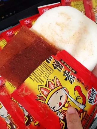 馍夹辣片就是绝配!给肉都不换#唐僧素牛排 #辣条 #唐僧肉 #童年记忆小零食 #8090后的童年回忆