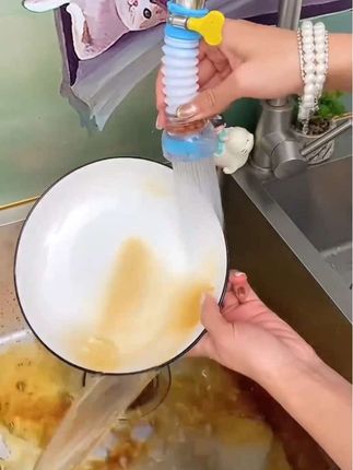 家里用得起自来水的人,一定要装上这个过滤器,直接装在龙头上就能用,家里的任何水龙头都支持它能过滤细小的杂质,无论是洗菜、做饭还是饮水都非常的健康。@抖音小助手