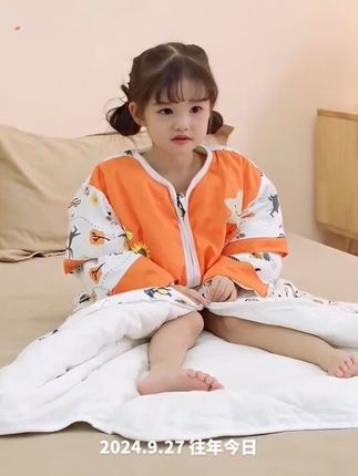 有了这个儿童睡袋,再也不用半夜起来给它盖被子了,它不仅保暖性强,而且舒适度也很高,宝宝穿上就像躺在云朵里一样舒服。面料是纯棉的,摸起来软绵绵的,非常亲肤#睡袋 #儿童睡袋 #健康睡眠 #纯棉 #宝妈推荐