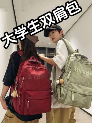 #创作灵感 #大学生双肩包 #大学生双肩包推荐 #双肩包 #聊城童装玩具大学生防雨双肩包,孩子背稳不坠物,两侧能放伞和暖水瓶,需者下单。