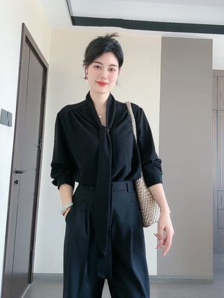 韩剧女主既视感,穿上它整个人都变得很有气质,宽松版型无论胖瘦都能驾驭得了#早秋穿搭 #衬衫 #韩版 #气质 #温柔