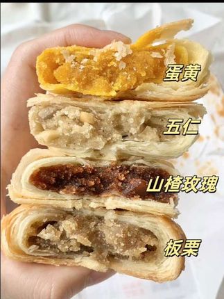 马上就要到八月十五了,还没有买月饼的朋友看过来,这个正宗的黄庄月饼,皮薄馅多,他外面的这个皮薄如蝉翼轻轻一咬就能掉下十几层的那种,真的酥的掉渣。#好吃到停不下来 #黄庄月饼 #月饼 #你的中秋团圆搭子前来报到 #童大鸭梨