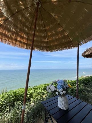 姐妹们~这件斜肩印花上衣也太好看了~褶皱设计好显腰细啊!修身不紧身!微胖姐妹们都可以闭眼入~#慵懒风穿搭