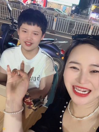今天和扣扣宝贝在一起啦很喜欢他的温柔和腼腆,我们一家人大深夜出来吃他喜欢的烤羊排,虽然这次回来不能陪伴很久,往后的日子里我们都会给他多一点的快乐和陪伴。每次和他互动感受得到他是真的很开心#加油少年未来可期 #记录生活 #一家人在一起就是幸福 @就是你黄哥(13号云南昭通苹果专场)