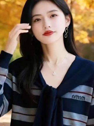 高级感早秋假两件针织上衣早秋衣橱少不了这件质感针织衫 高级感早秋假两件针织上衣 早秋衣橱少不了这件质感针织衫,假两件披肩设计自带层次感,打破基础款单调。精选柔软针织面料,贴肤穿着亲肤不扎,长袖版型适配早晚微凉天气,兼顾舒适与保暖。 简约圆领修饰颈部线条,利落剪裁贴合身形,悄悄藏住腰腹小赘肉,休闲中透着精致。基础色调不挑肤色,搭配牛仔裤显利落,配半身裙更温柔,日常通勤、周末约会都能穿。细节处的针脚工整,久穿不易变形,轻松撑起早秋穿搭的高级质感
