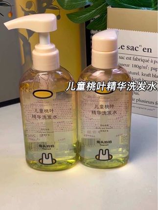 之前爆火的兔头妈妈桃叶精华洗发水。味道清香好闻特别适合小孩子。他的泡沫很绵密。清洁能力也是嘎嘎好