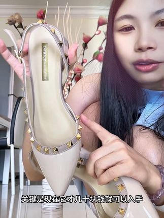 第一次入手这种凉鞋款的铆钉单鞋,显得我的脚好秀气啊,脚感也好好,软皮软底的~#铆钉单鞋 #时尚百搭 #时尚美鞋 #平价鞋子