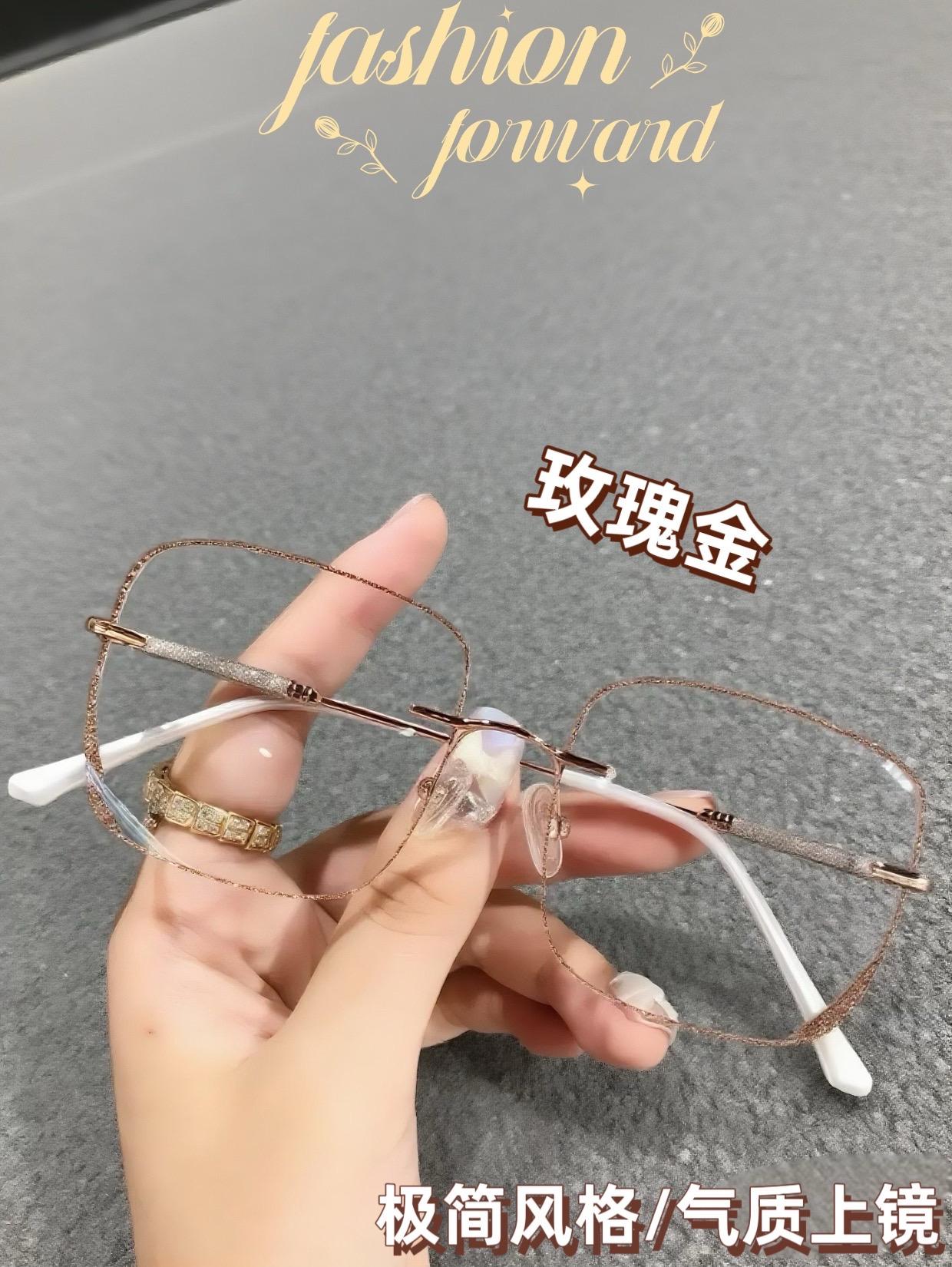 “救命!这副眼镜也太会拿捏高级感了吧~ 超细金链镜框+质感镜腿,戴上瞬间变精致小姐姐,不管是配穿搭还是凹造型,都能让你在人群里‘脱颖而出’!”#高颜值眼镜 #时尚眼镜 #网红眼镜 #修饰脸型 #近视镜 @抖加🔥上热门🔥dou+🔥热点宝