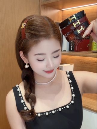 不挑年龄 不挑发量和脸型的韩系H字母倒插梳,整理刘海碎发打造高颅顶,简约大气非常漂亮#倒插梳#碎发整理#高颅顶显脸小#头饰发饰 #夏日清爽发型