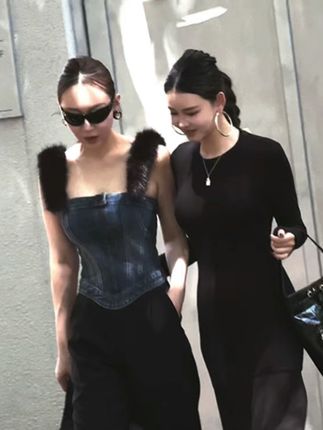 迪丝嫚苓黑色连体裤显瘦气质时尚高腰修身设计师牛仔轻奢休闲小众 迪丝嫚苓黑色连体裤显瘦气质时尚高腰修身设计师牛仔轻奢休闲小众#美出高级感#气质穿搭 #显瘦穿搭 #时尚穿搭 #迪丝嫚苓