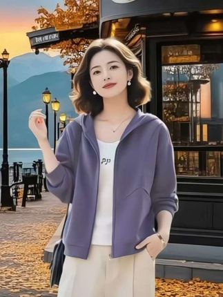#连帽外套 #休闲穿搭休闲减龄#休闲百搭#穿出自己的风格@DOU+小助手