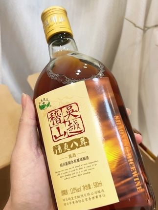 懂酒的人都爱绍兴黄酒!琥珀色酒液,闻着香,喝着醇,2000多年酿酒工艺传承,每口都是岁月沉淀。#黄酒 #绍兴黄酒 #品酒 #好酒推荐 #酒文化