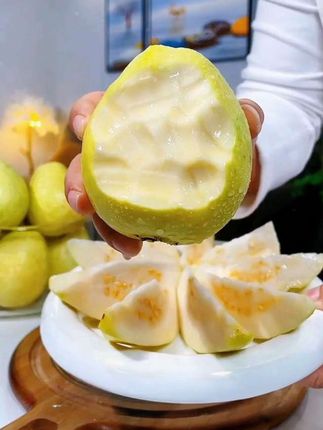 白心芭乐比红心更甜更软糯,真的好好吃!软糯香甜像在吃奶油蛋糕一样的口感、没吃过的姐妹你一定要试试!#番石榴#芭乐#新鲜应季水果#口感特别好#优质农产品#创作灵感
