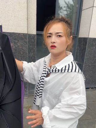 这娜娜咋是这,还能偷我的伞,哼😡#下雨天