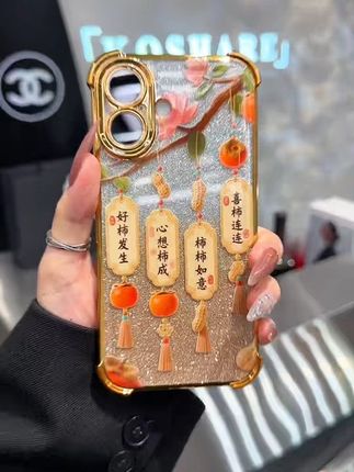 这个喜柿连连手机壳拿在手里就满满的金钱感!它是这种电镀全包边的设计,镜头处做了加高保护,全方位保护你的手机,喜欢的宝子们快把它拿下,让你的爱机焕然一新吧!#手机壳 #创意手机壳 #高端大气手机壳 #网红手机壳 #喜事连连