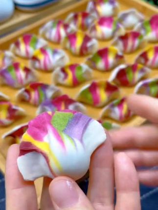#今年过年一定要包点这个五彩饺子,看着真的太喜庆了!用的是这种现成的果蔬饺子粉,#配料表只有小麦粉和果蔬粉,没有乱七八糟的添加,孩子也可以放心吃。过年包点五彩饺子,全家人都夸你是大厨 喜欢的赶紧囤起来 今天和大家分享五色水饺面团教程,#姐妹们点赞收藏试做吧!两百克面粉中加二十克南瓜粉、一百克凉水和成面团,再准备两百克面粉,二十克紫薯粉、一百克凉水和成面团。#再准备两百克面粉、六克仙人掌果粉、九十五克凉水和成面团。再准备两百克面粉、二十克菠菜粉、#一克小苏打、一百克凉水和成面团。最后准备两百克面粉、两克食盐、九十克凉水和成面团。简单漂亮的五