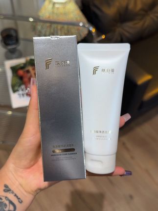 这个洗面奶果然好用温和清洁洗完不紧绷,平时化个淡妆啥的都能洗干净,洗完小脸水润润,贼舒服#肤泊漫#氨基酸洗面奶 #洗面奶 #温和清洁#学生党好物推荐