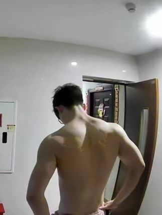 最近总有一个不认识的肌肉男出现在我家门口 #门口 #肌肉男 #独居女孩的生活 #监控下的一幕 #肌肉