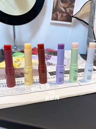 让我看看是谁还没收到秋天的第一支润唇膏啊?我的好朋友不忍心看我撕嘴皮给我拿下这么多,我可不撕嘴皮了 #润唇膏 #学生党平价安利#唇部护理 #秋冬必备