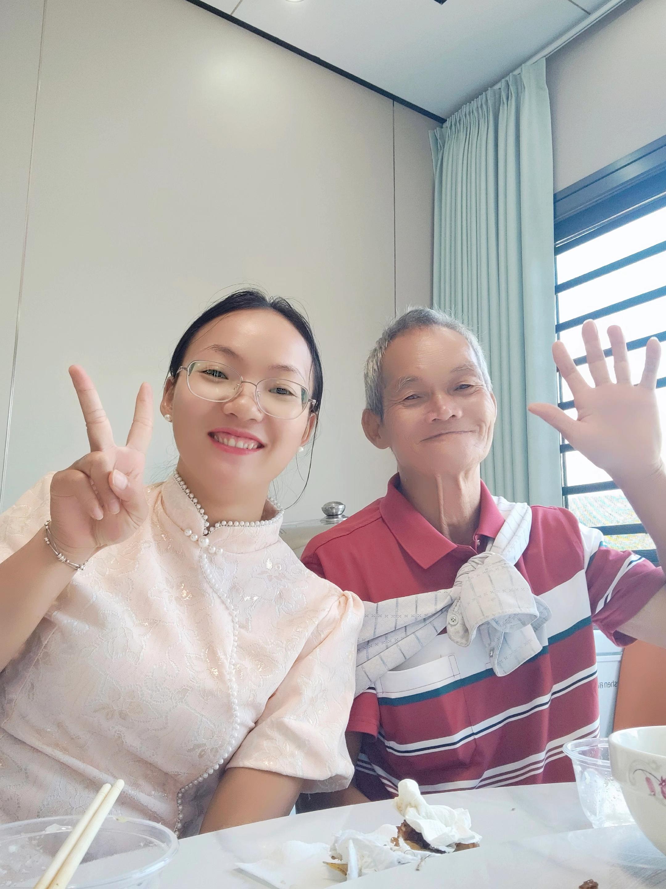 三周年快乐。 人一定要靠近能托举 和滋养你的人, 因为计较里生不出来慈悲。 希望我们都能在 不够有智慧的时候 比别人坚持得久一点儿。 下一站,继续铮铮,继续昂扬。 #能接住疲惫的消费是对努力生活的奖赏 #记录真实生活 #暑假碎片 @小强14号生日+求婚现场歌拉丝歌洗护专场
