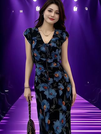 暗夜繁花太戳!V领碎花裙勾勒曲线,垂坠面料走路带风,约会通勤都藏着优雅感#连衣裙 #夏日不费力一周穿搭合集#夏日中性风穿搭日记#夏日度假穿什么#上半年潮流穿搭清单