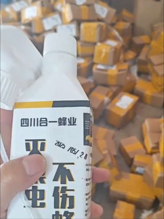 蜂箱有巢虫该怎么办,用巢虫喷雾#巢虫防治 #乡村守护人
