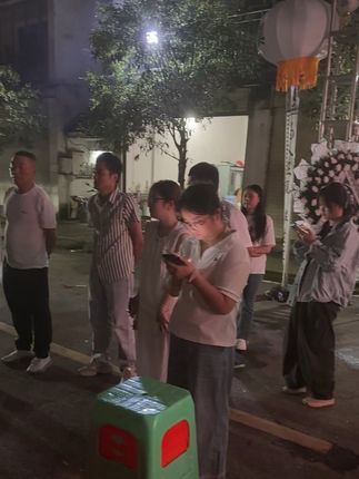 时间是检验所有感情的判官,时间是无情的,无情在不饶人。时间是有情的,有情在此时!阿姨一路走好,从此再无病痛,开启您的新生。只是没有了这些好儿孙的陪伴了!粉丝朋友们,我们安全抵达了,感谢关心,谢谢!