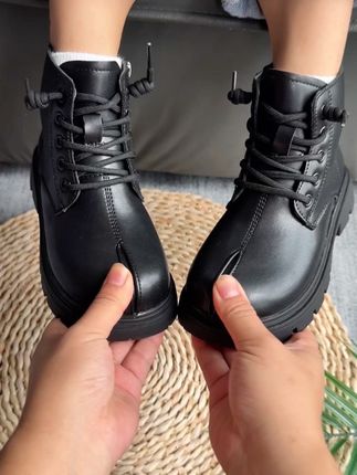 小潮娃们秋冬天怎么少得了这双好看又好穿的马丁靴呢!上脚太潮太酷了,颜值品质都在线,关键价格还不贵,安排了运费险,刷到能对上码的闭眼入#童鞋 #儿童马丁靴 #潮童必备 #秋冬必备 #短靴