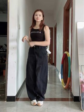 人到中年以后,无法掌控的事情太多了,无论你活成什么样子,都会有人说三道四,一辈子就活这么一次,开心最重要,一切随心尽力就好!#今天穿什么#牛仔裤#阔腿裤#面料柔软舒适#显瘦穿搭