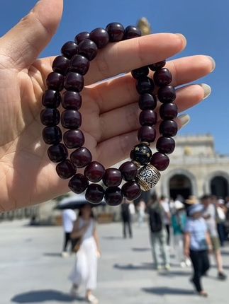 来自普陀山的十二生肖款菩提根手串,可以选择自己的生肖属相,自然风化的颜色,高油高密的5年老料菩提根,颗颗都独一无二,搭配一颗祥云滚珠,寓意吉祥如意滚滚而来,更有普陀山的美好祝福“越来越好”常伴左右哦,这样的手串你拥有了吗?#普陀山 #菩提手串 #手串 #十二生肖