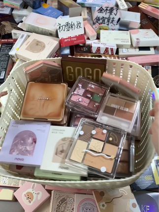 来咯！快快来呀～这里超多美妆，快来拿呀！ 早上7.30开始，各种各样的化妆品都有，速来直接拿走！#平价彩妆 #唇釉 #粉饼 #假睫毛 #粉底液