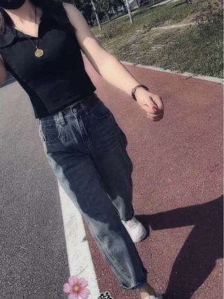 最好的年纪却成了单亲妈妈不是人不如人,而是命不如人,丢下孩子谁都可以一人吃饱全家不饿,别炫耀你有多潇洒多自由,那是用孩子的幸福换来的。虽然有时一地鸡毛会很累,但孩子终究会长大,一声妈妈一生的责任,等你熬过所有的苦,回看会現,一切都很值#穿搭秋季新款#好看的都在这#显瘦牛仔裤