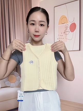 当妈后才知道,还是小马甲最实穿,特别是早晚温差大,夏天在空调房里,穿上一件马甲既不闷热还能很好的护住宝宝的前胸后背不着凉 #萌娃穿搭 #春秋新款 #马甲背心#舒适透气