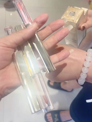 美女拿的1,5号颜色,绝不沾杯唇釉滋润保湿,再也不用担心吃东西不卫生了!