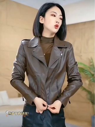 我们源头工厂做了十八年的皮衣,每一件给到你都是专柜的品质啊,澳洲进口优质的一个蛋白皮。#显瘦穿搭 #时尚穿搭时尚穿搭时尚 #优雅气质 #气质皮衣 #职场穿搭