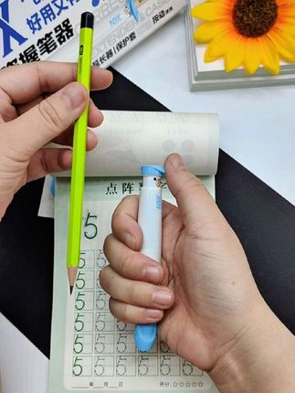 让普通铅笔秒变正姿笔的握笔器,适合刚开始写字的小朋友,让孩子养成正确的握笔姿势#文具安利 #握笔矫正器 #正姿笔#握笔器#正姿铅笔