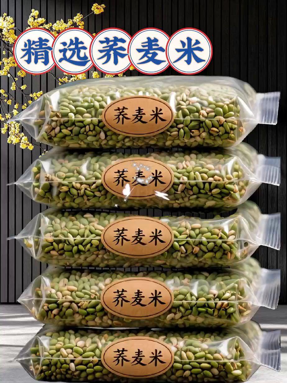 淘洗时水面浮着层薄糠,沥干后倒进电饭煲,煮好的饭粒颗颗分明,淡褐的颜色透着点哑光。 舀一勺嚼着,有股子清清爽爽的谷香,不糙也不软,混着白米饭煮,每口都能嚼到荞麦的颗粒感,连拌点酱油都吃得香。#荞麦米 #粗粮 #五谷杂粮 #快来一起尝个鲜 #好物推荐