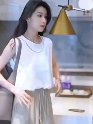 2025夏季新款休闲简约纯色无袖坎肩体恤 女薄款小个子宽松显瘦上衣# 休闲简约纯色无袖坎肩t恤#宽松显瘦上衣#优雅气质 #穿出你的时尚你的感觉 #显高显瘦显腿长 #引领时尚潮流 穿出你的时尚感觉 穿出自信穿出美丽 做一个精致优雅的女人 时装爱美穿搭时尚潮流 穿着得体是一种生活态度
