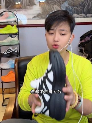 一双专业运动跑鞋不过百,回弹性非常好#好鞋推荐动鞋,辉腾品牌的理念是让每一位普通老百姓穿上一双好而不贵的运动鞋#运动鞋推荐#慢跑鞋推荐#质量杠杠的好