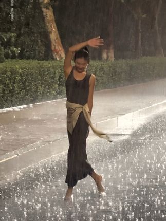 谁懂?赤脚酣畅淋漓的淋一场雨有多痛快~快乐至上不必等,又何必等,更不用等到尘埃落定的那一天!#勇敢做自己 #那就在雨中放肆一次吧 #山东姑娘 #启程#最初的样子